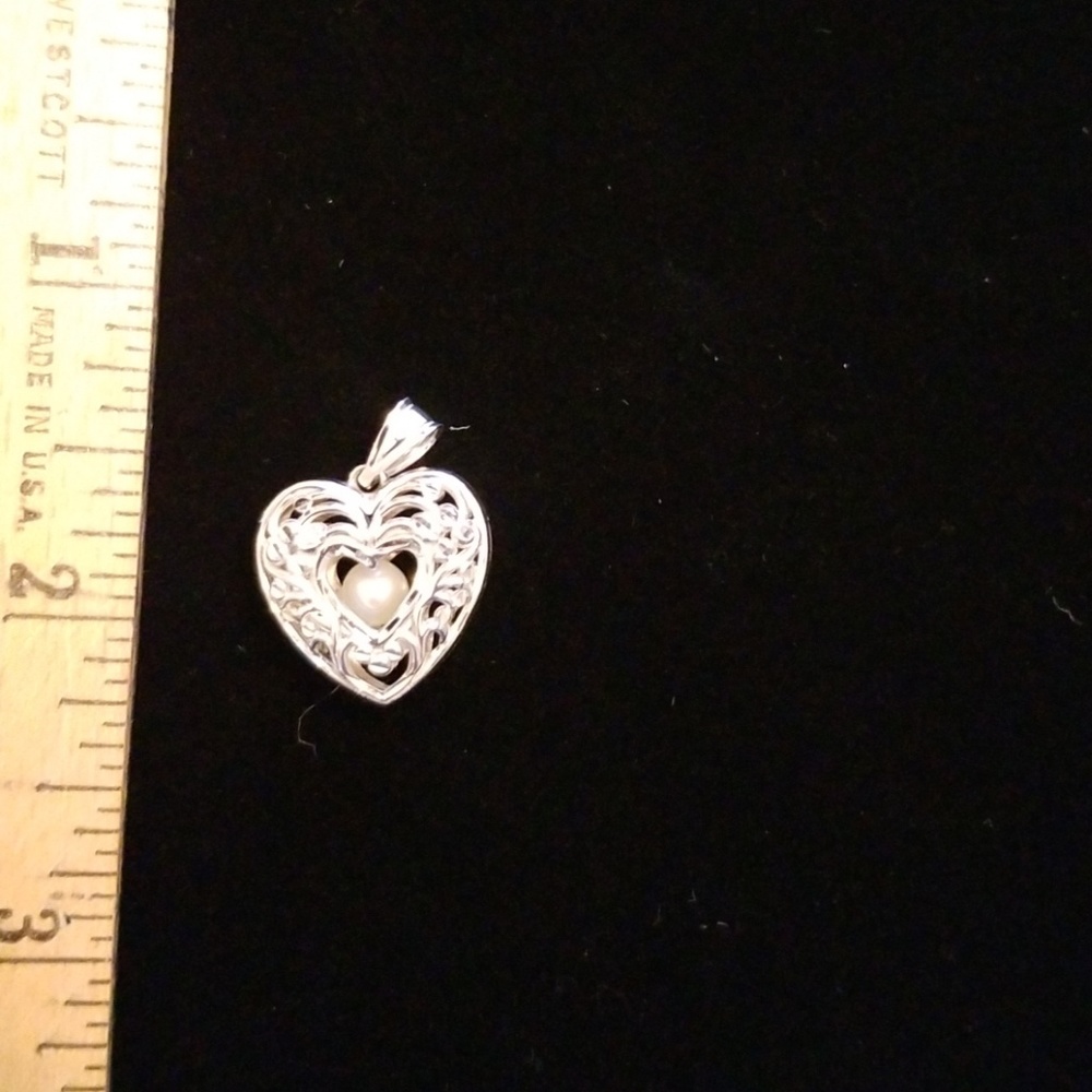 Solid 14kt gold pendant with a pearl